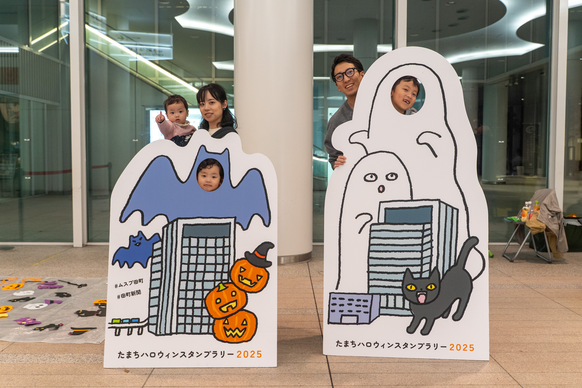 ムスブ田町の顔ハメパネルで記念撮影。家族みんなで楽しめます(2025年開催時)。